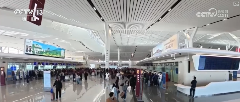 从“单向返乡”到“双向奔赴” 暖心服务为“银发族”出行护航让